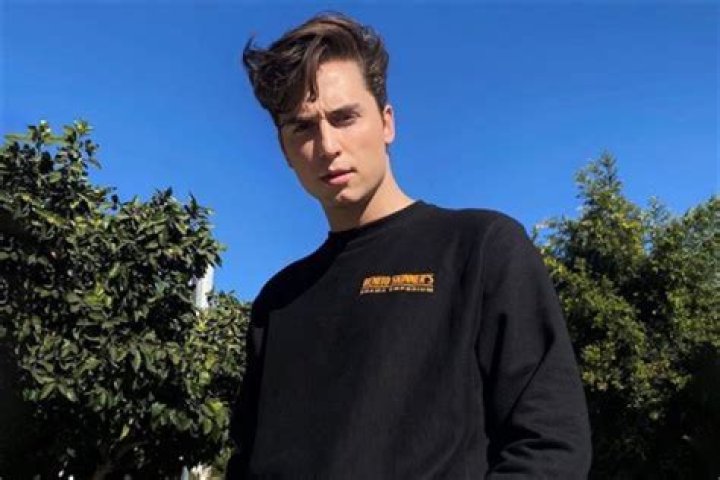
Benito Thompson Height, Weight, Net Worth, Age, Birthday, Wikipedia, Who, Nationality, Biography 