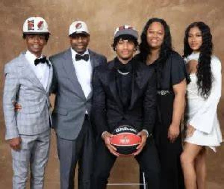 
Shaedon Sharpe Family Members, Does He Have Any Siblings? Everything To Know 
